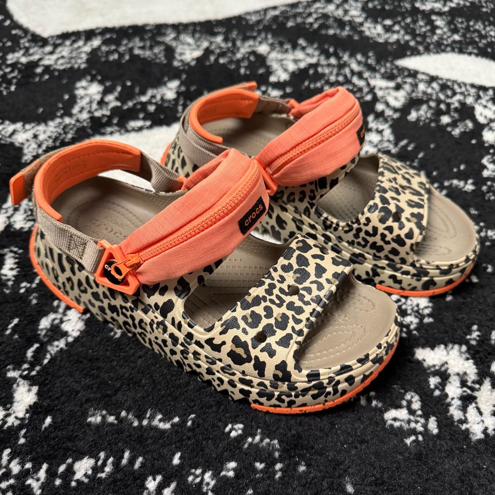 CROCS Hiker Xscape Animal Sandal Clogs Platform Khaki Leopard Print